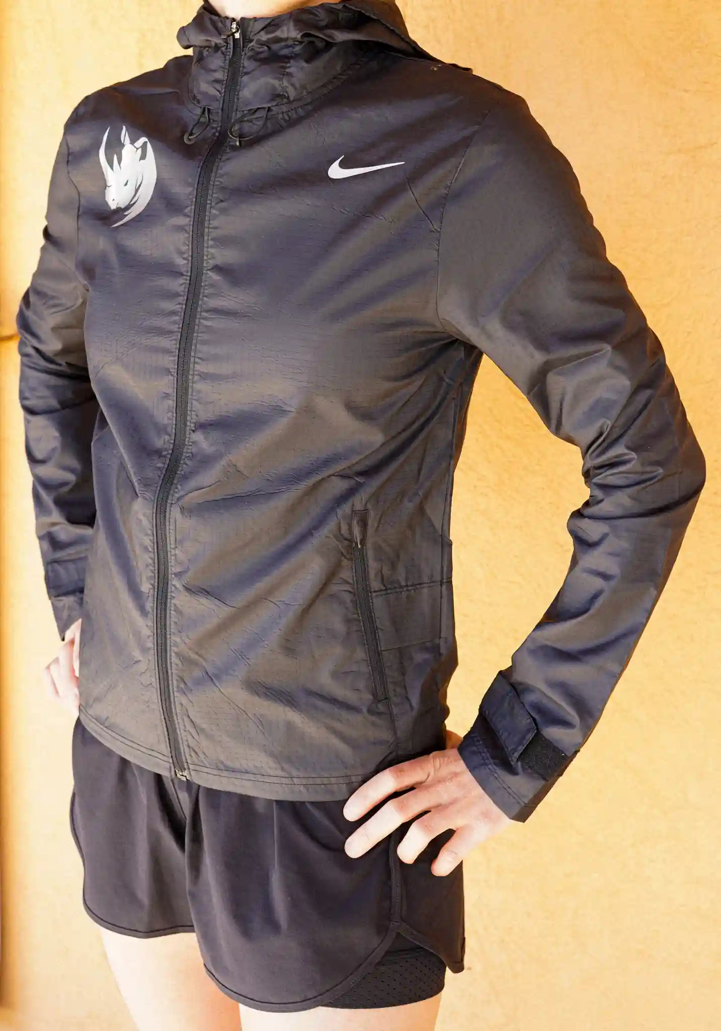 Image d'illustration principale du produit Veste coupe-vent à capuche (Noir) par LTD Coaching