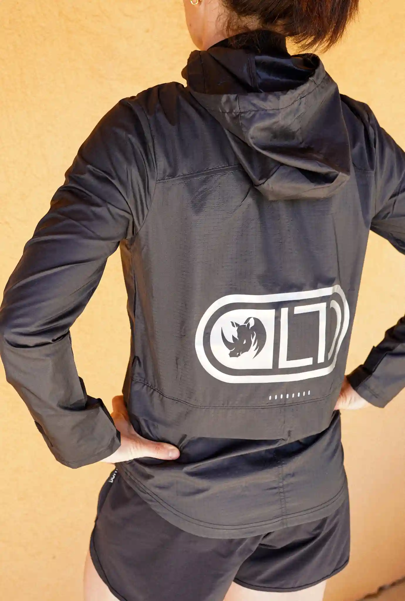 Image d'illustration principale du produit Veste coupe-vent à capuche (Noir) par LTD Coaching